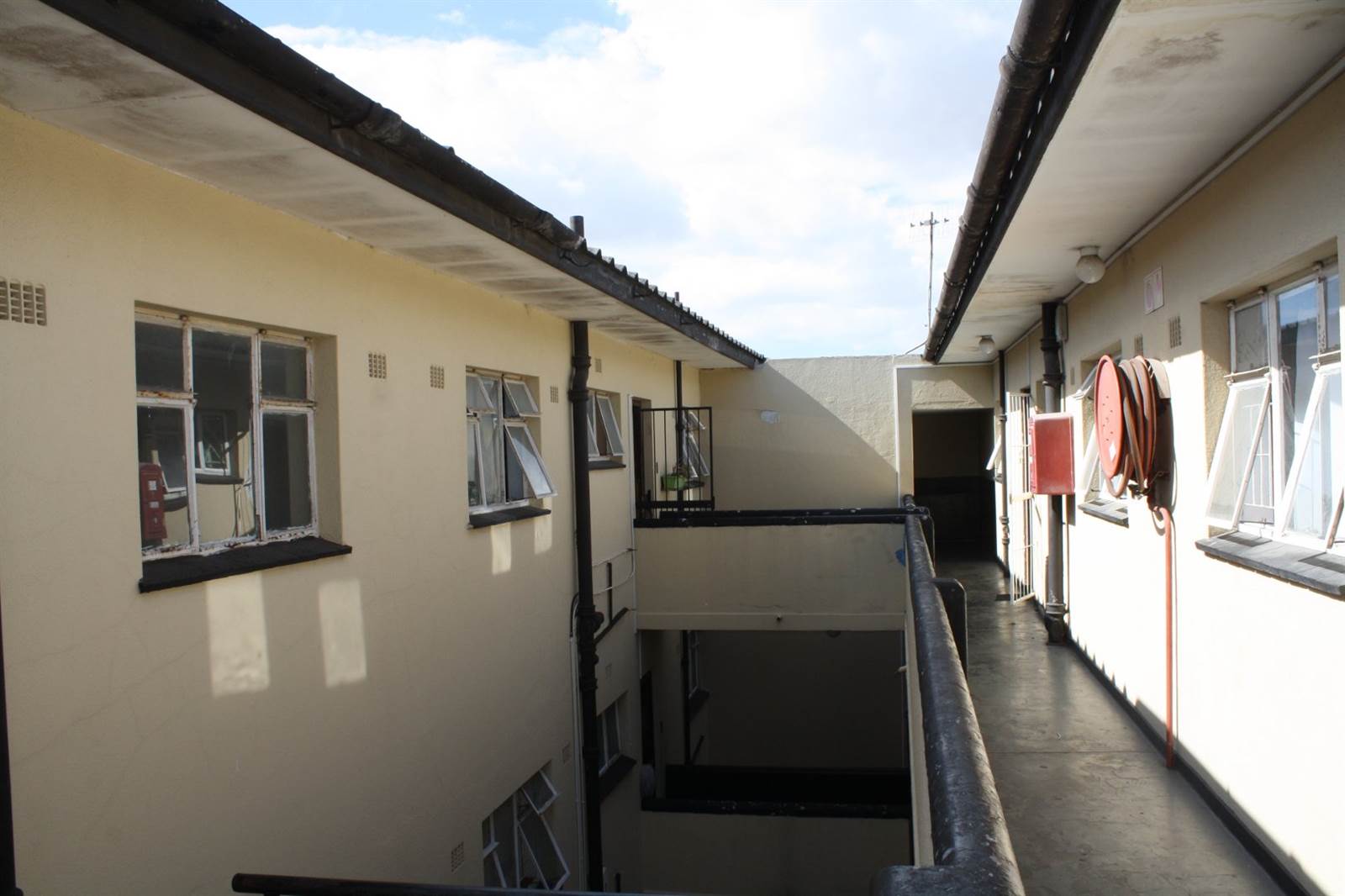 2 Bed Apartment in Parow Central photo number 5