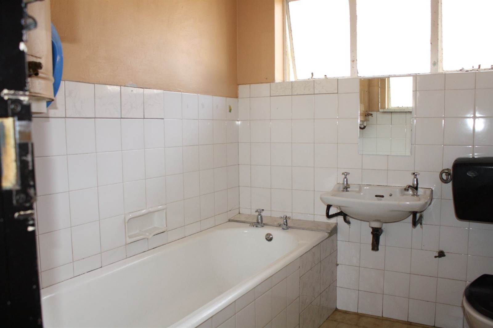 2 Bed Apartment in Parow Central photo number 12