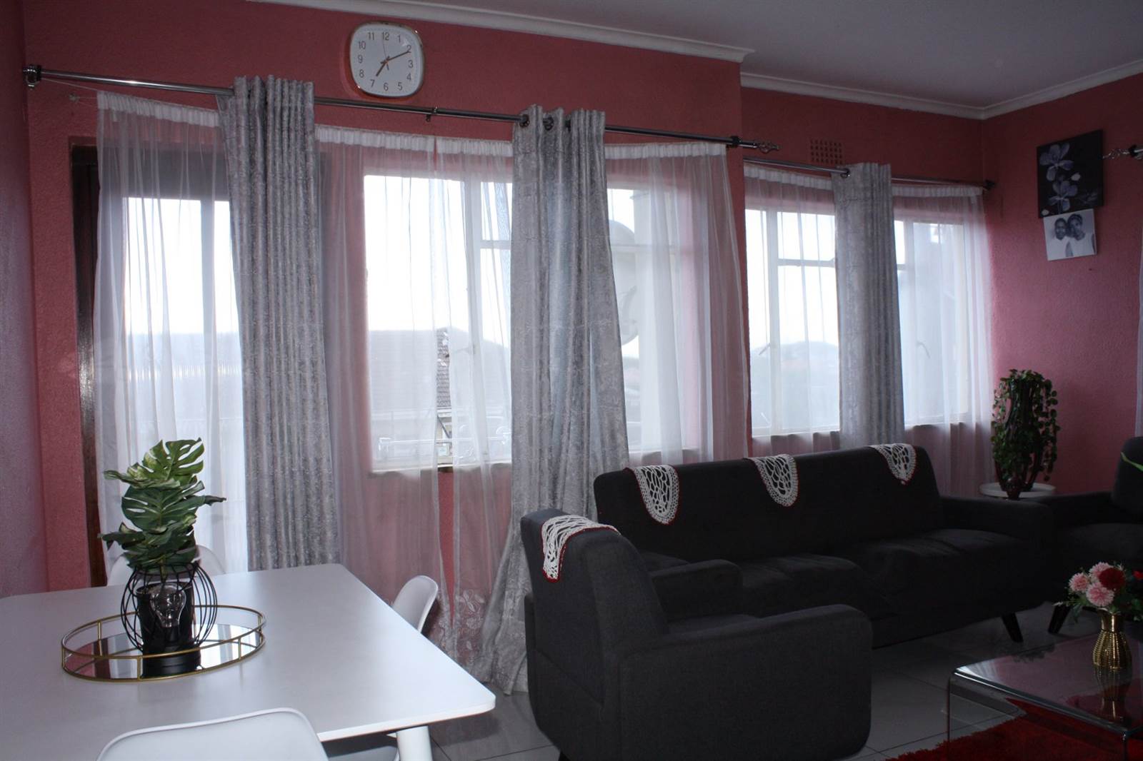 2 Bed Apartment in Parow Central photo number 9