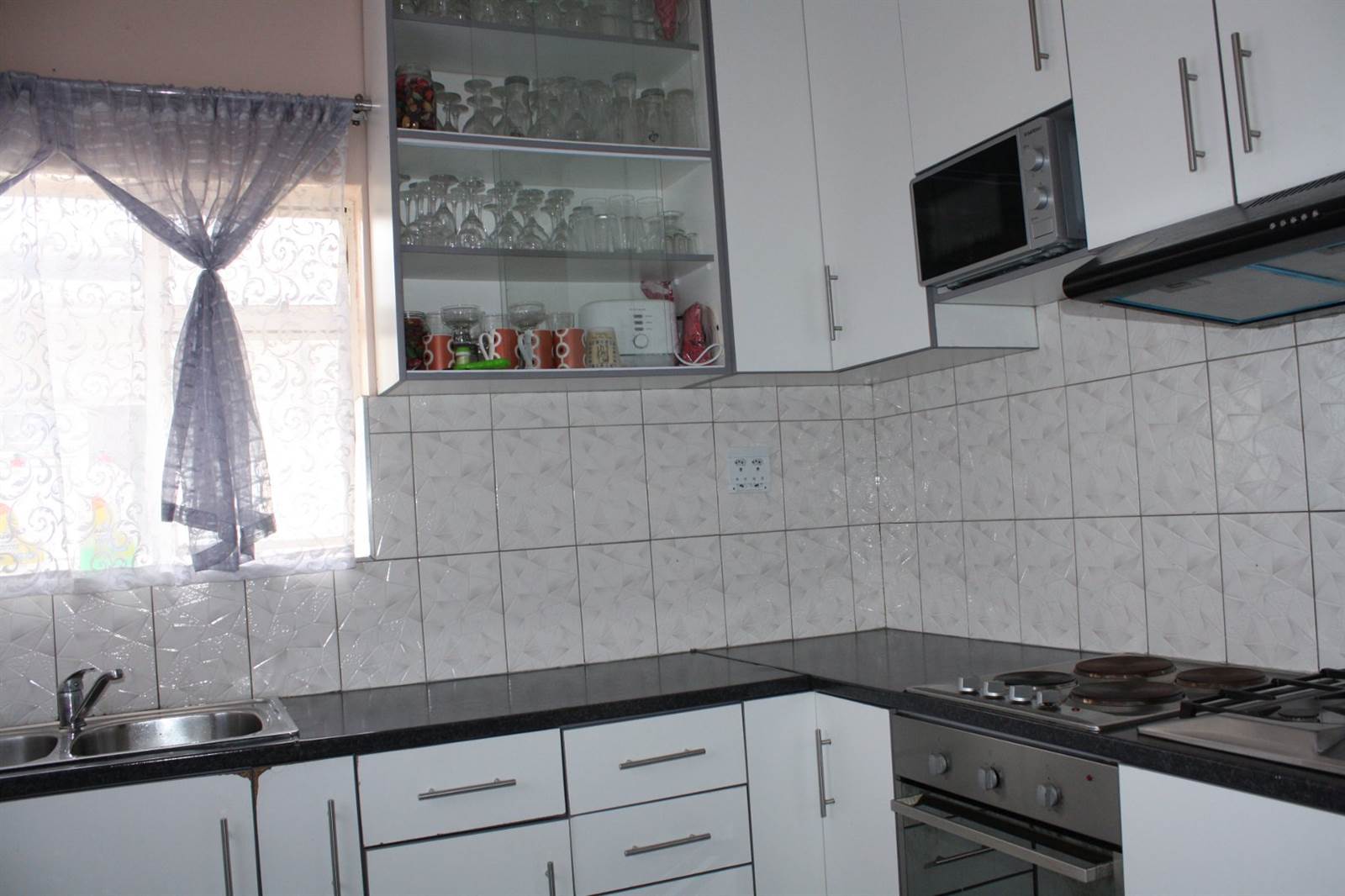 2 Bed Apartment in Parow Central photo number 19