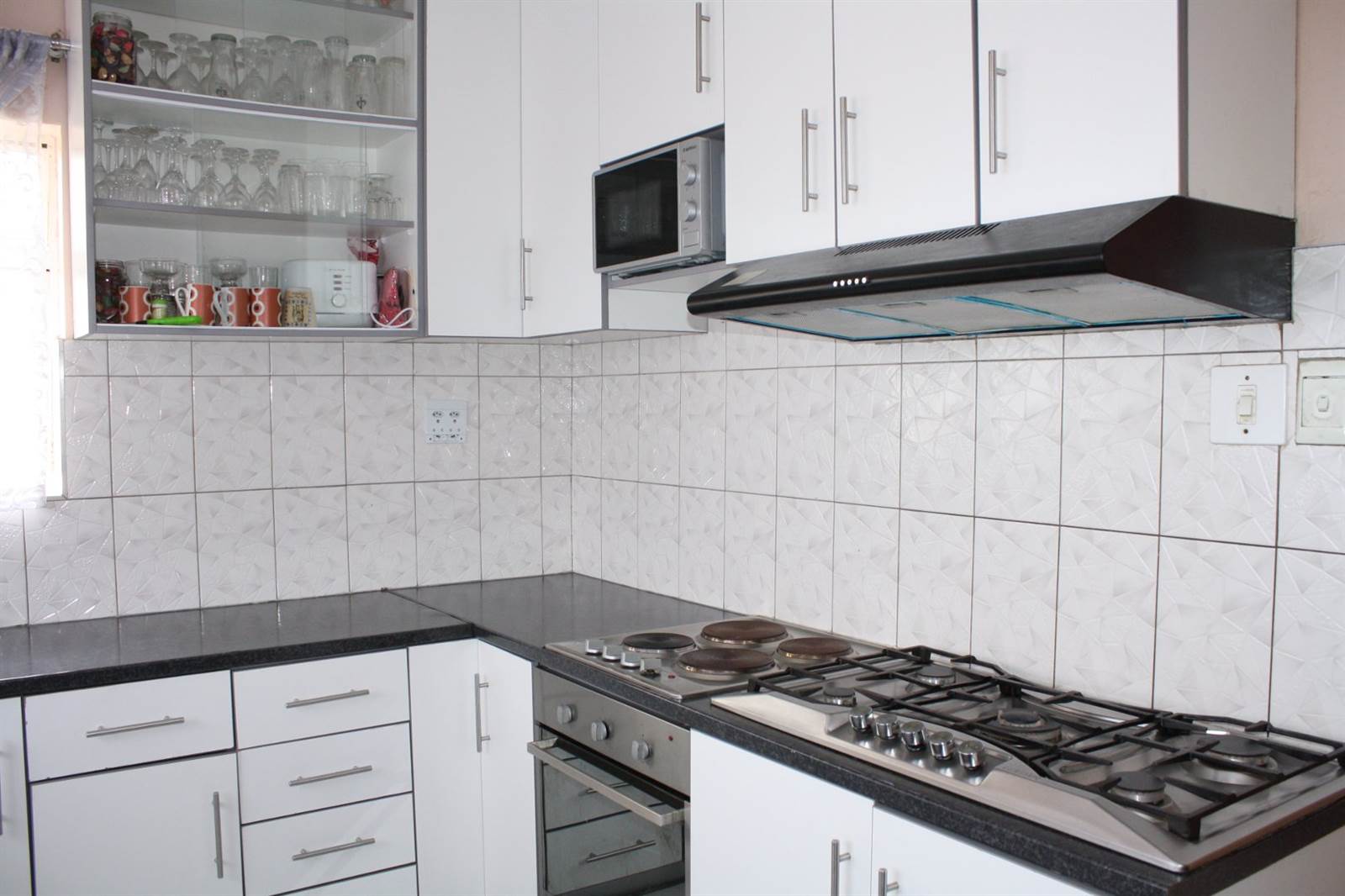 2 Bed Apartment in Parow Central photo number 18