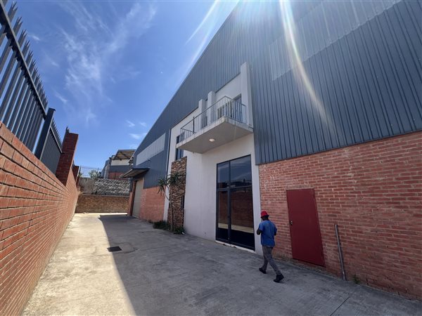 677  m² Industrial space