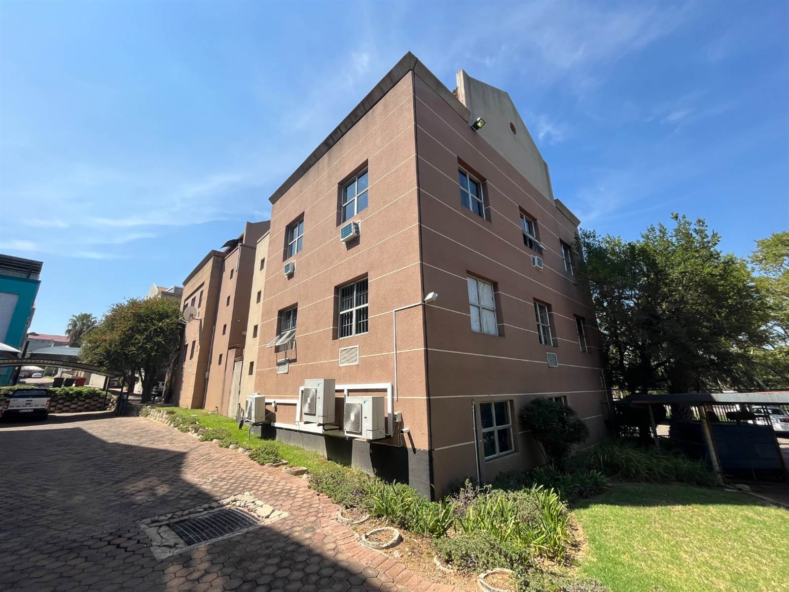 400  m² Office Space in Sunninghill photo number 2