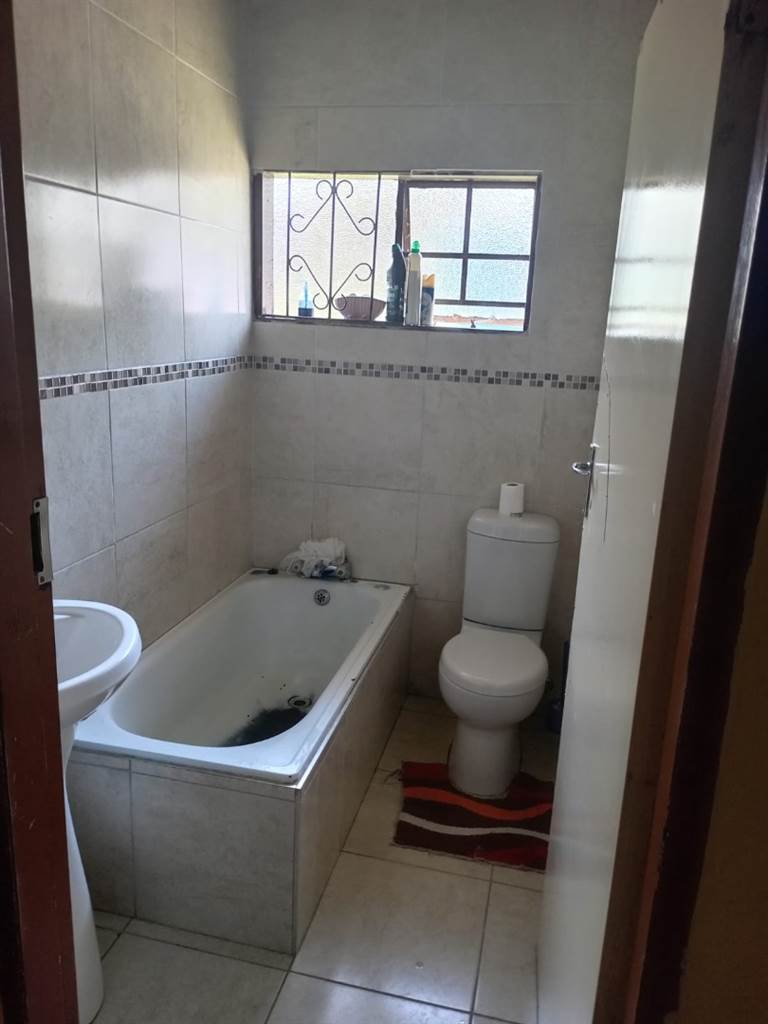 3 Bed House in Kwandengezi photo number 12