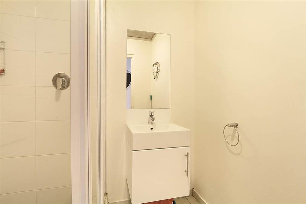 2 Bed Apartment in Milnerton Central photo number 10