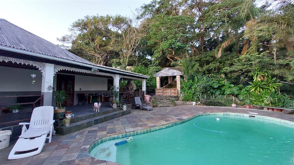 7 Bed House in Umtentweni photo number 2