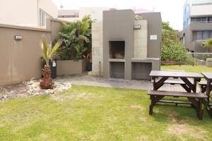 2 Bed Flat in Bloubergstrand photo number 8