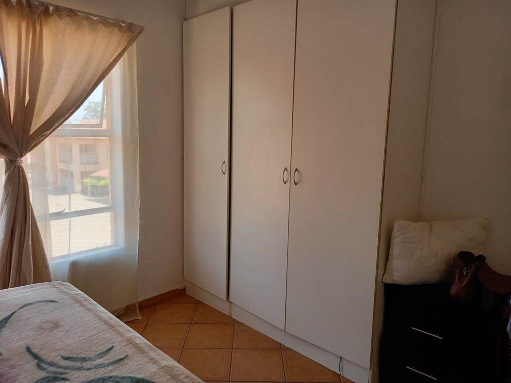 2 Bed Apartment in Rensburg photo number 10