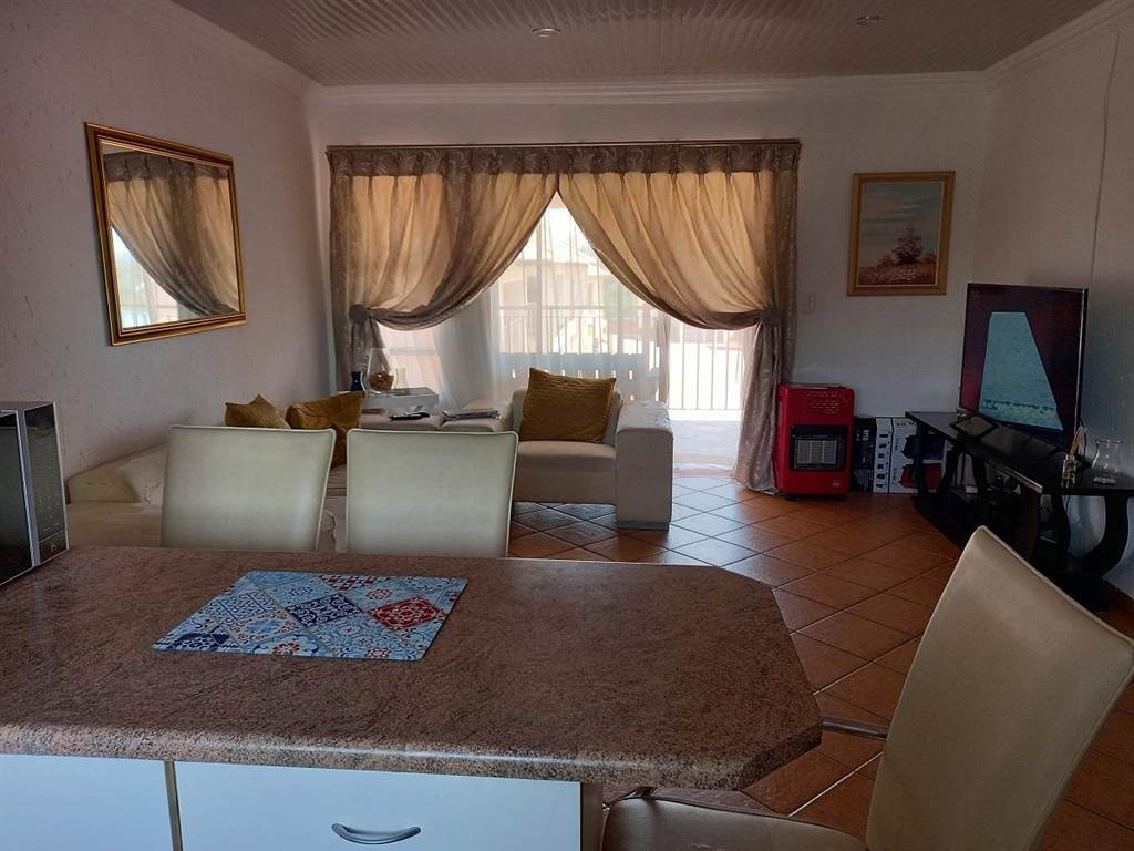 2 Bed Apartment in Rensburg photo number 4