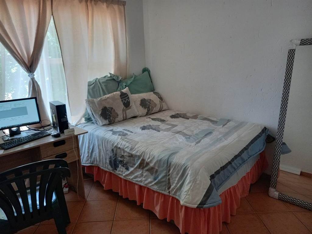 2 Bed Apartment in Rensburg photo number 6