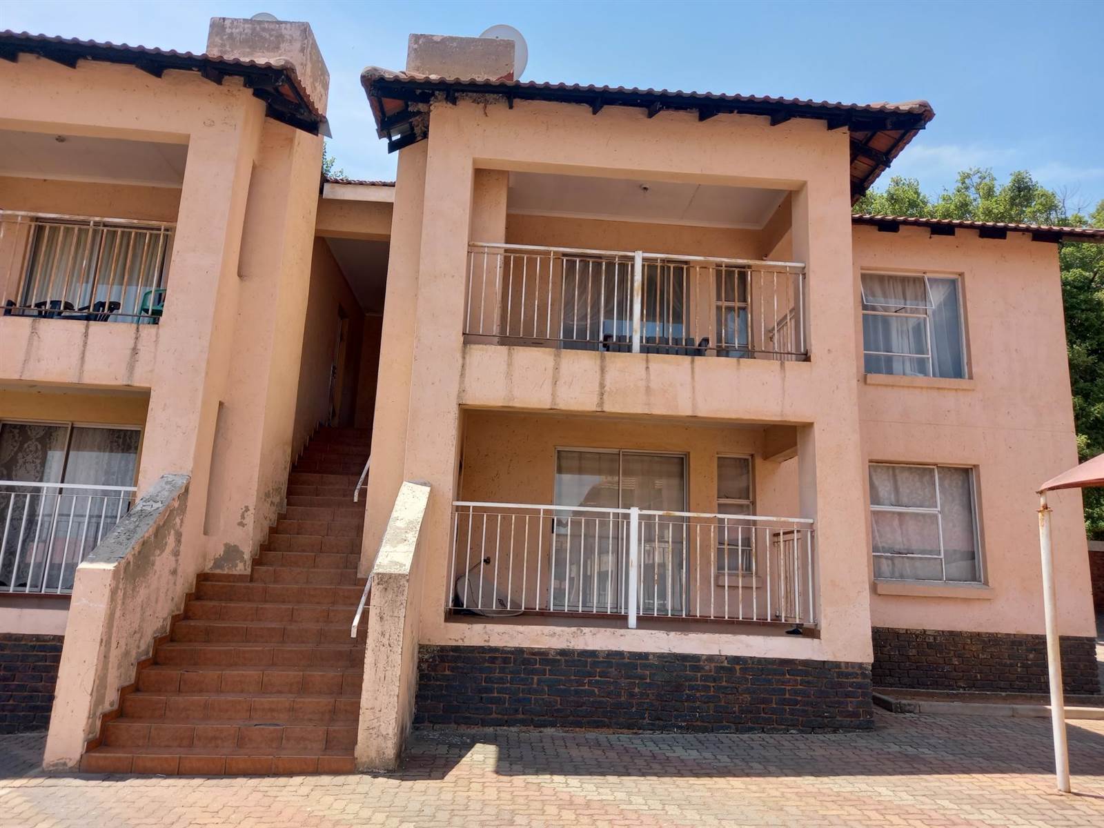 2 Bed Apartment in Rensburg photo number 13