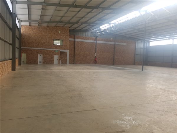 1 560  m² Industrial space