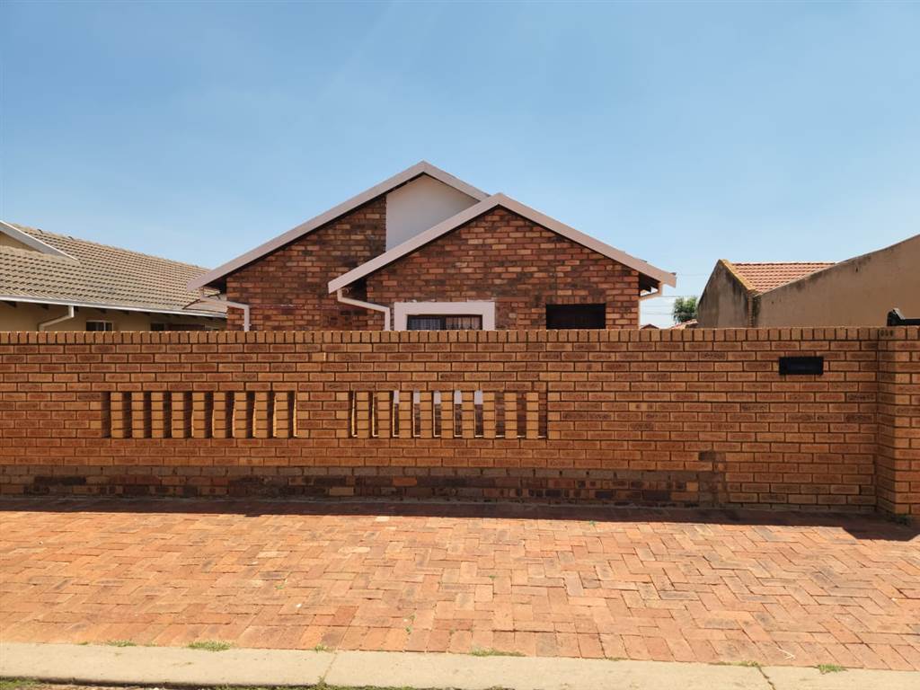 3 Bed House in Dobsonville photo number 17