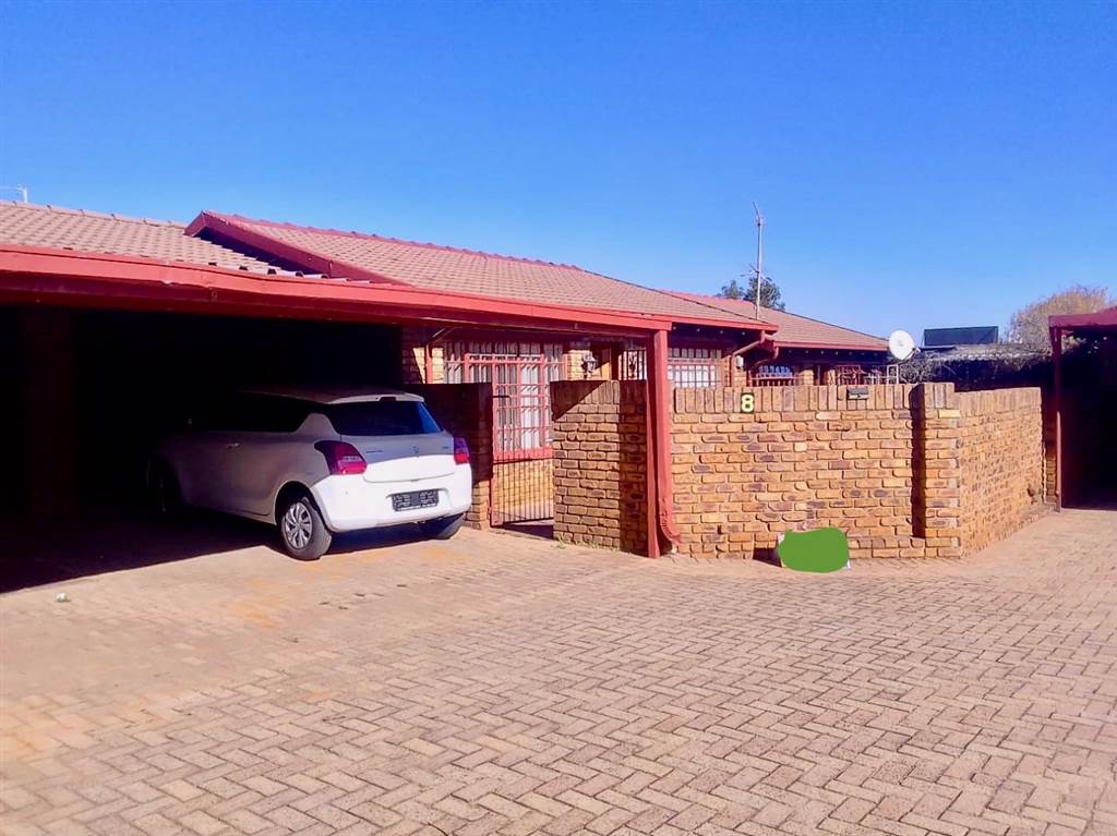 2 Bed Townhouse in Witpoortjie photo number 1