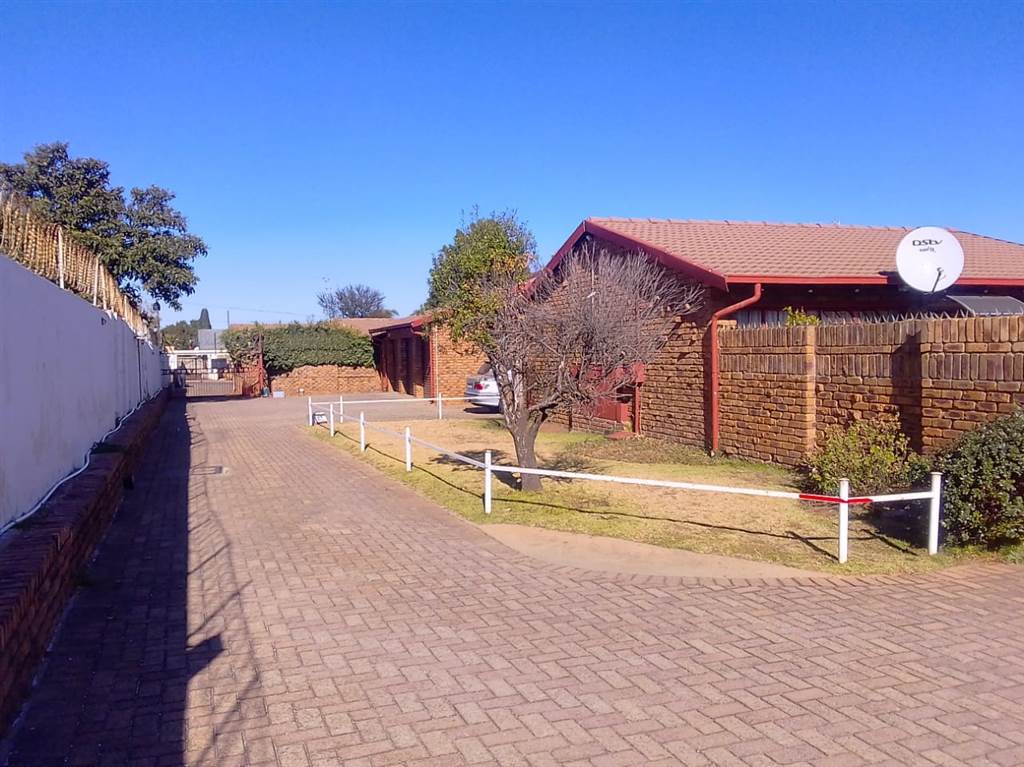 2 Bed Townhouse in Witpoortjie photo number 15