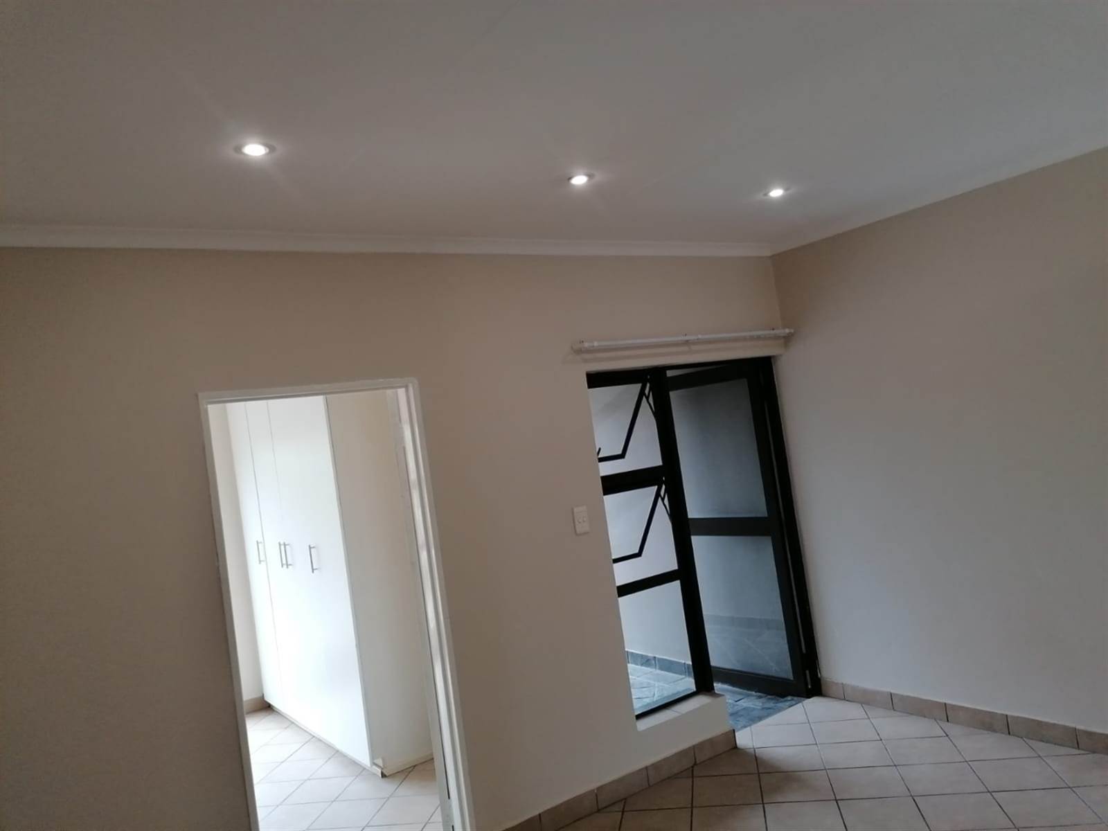 1 Bed Apartment in Sonheuwel photo number 10