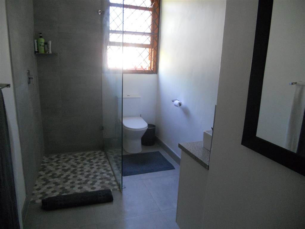4 Bed House in Graaff Reinet photo number 11