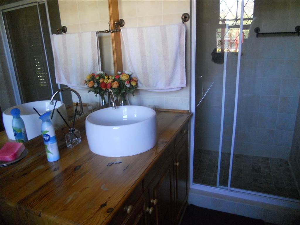 4 Bed House in Graaff Reinet photo number 15