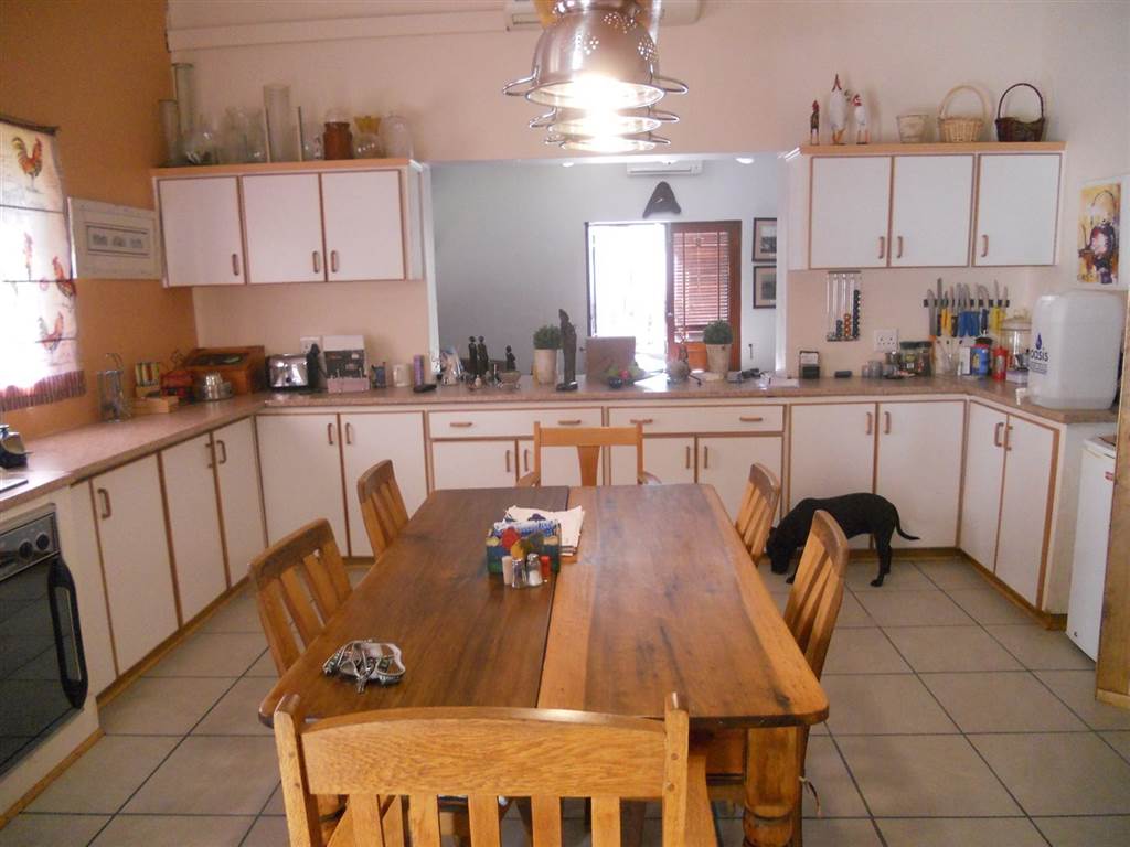 4 Bed House in Graaff Reinet photo number 9