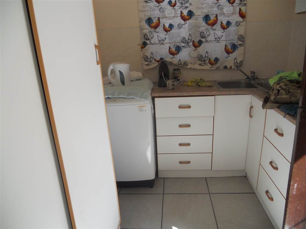 4 Bed House in Graaff Reinet photo number 10