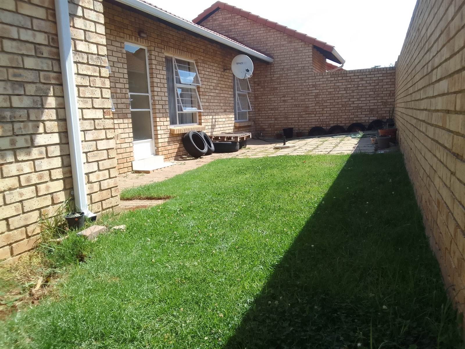3 Bed Townhouse in Grobler Park photo number 18