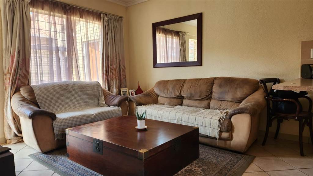 3 Bed Townhouse in Grobler Park photo number 3
