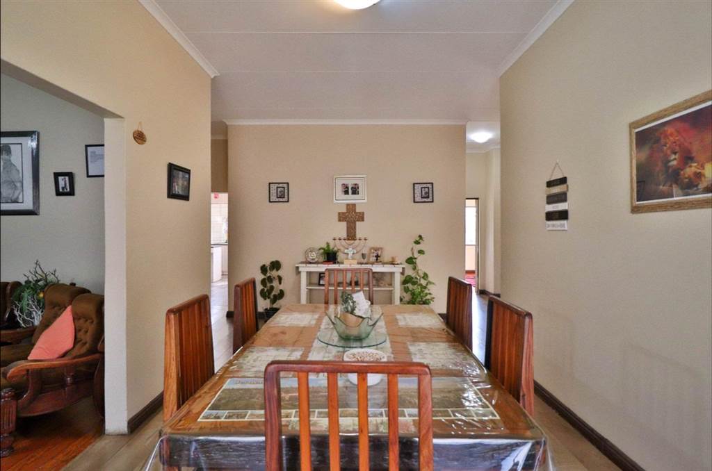 4 Bed House in Rosettenville photo number 9