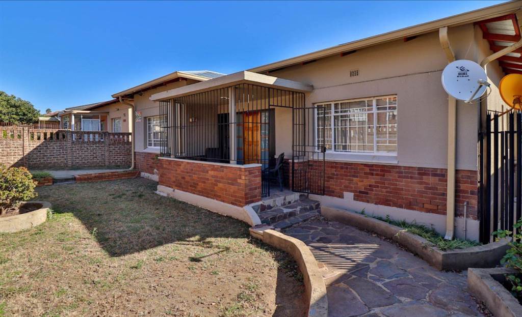 4 Bed House in Rosettenville photo number 3