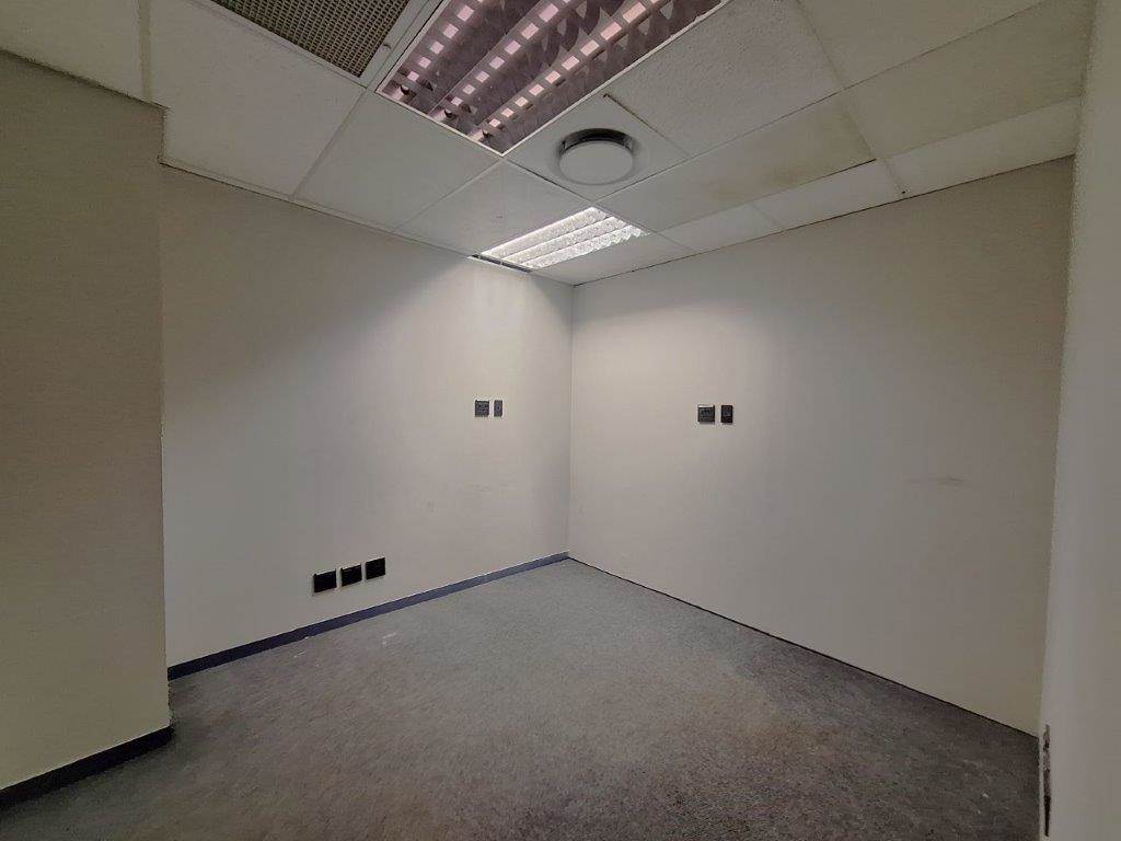 57  m² Office Space in Die Hoewes photo number 10