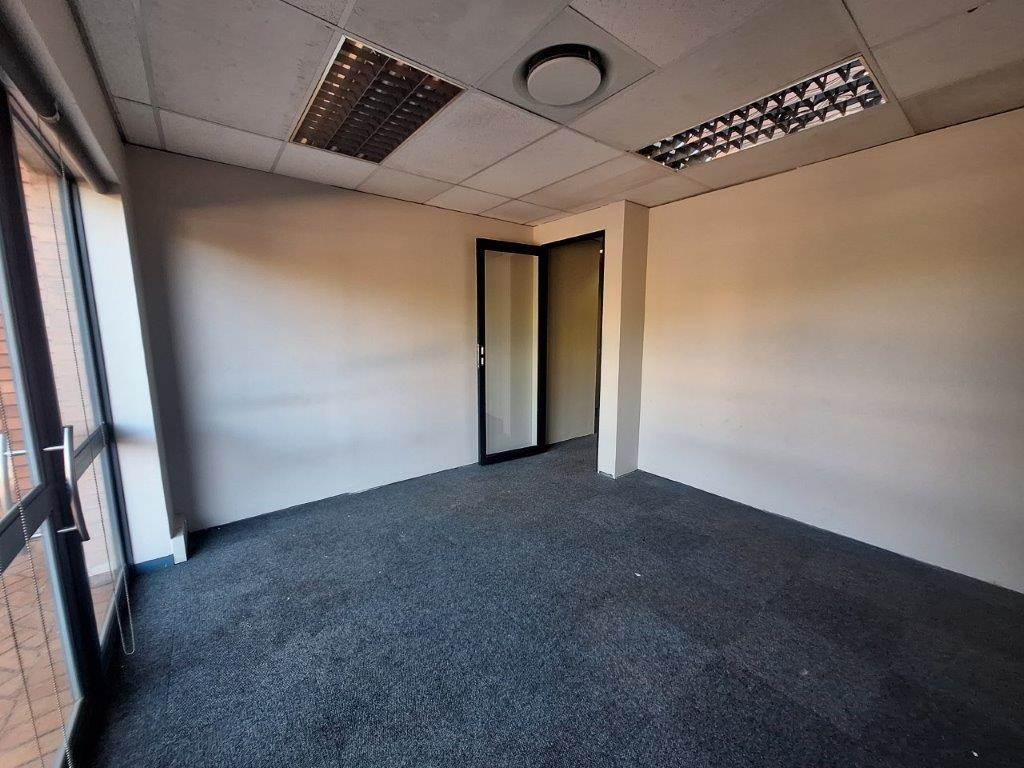 57  m² Office Space in Die Hoewes photo number 14