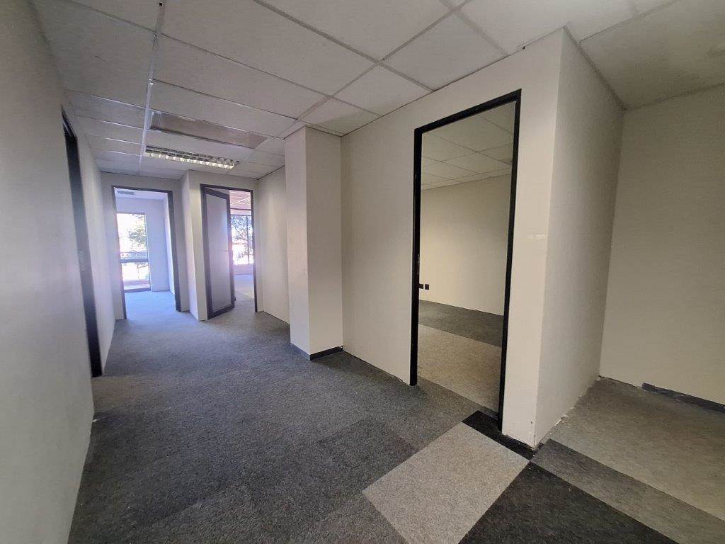 57  m² Office Space in Die Hoewes photo number 8