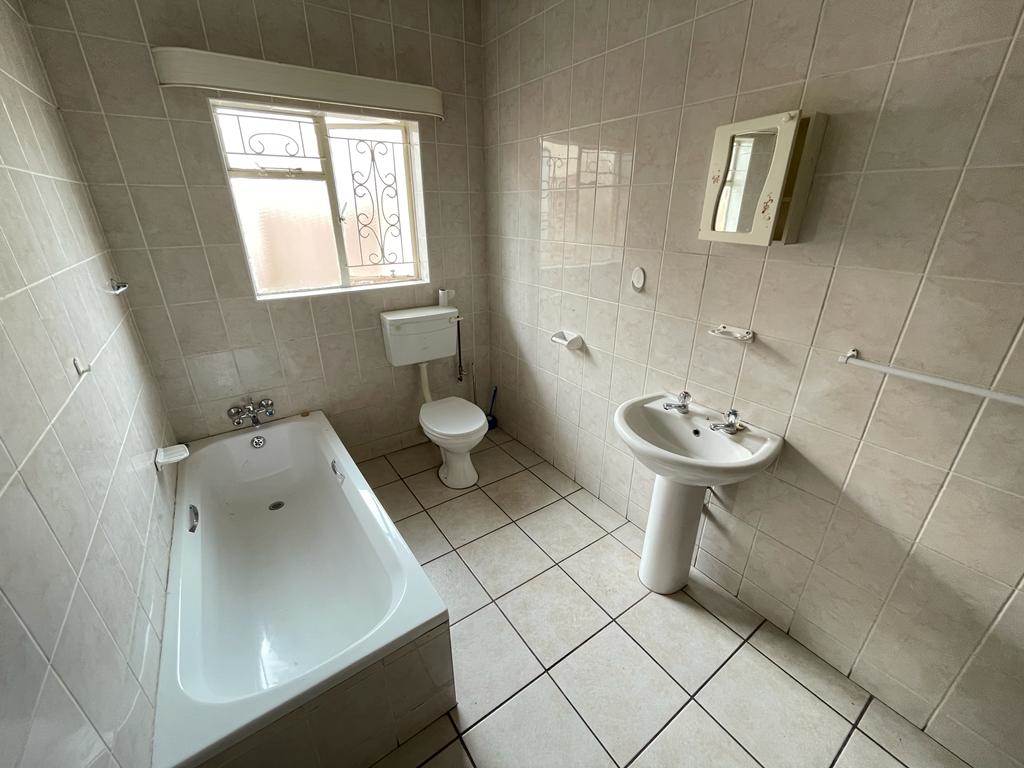 4 Bed House in Newcastle Central photo number 12