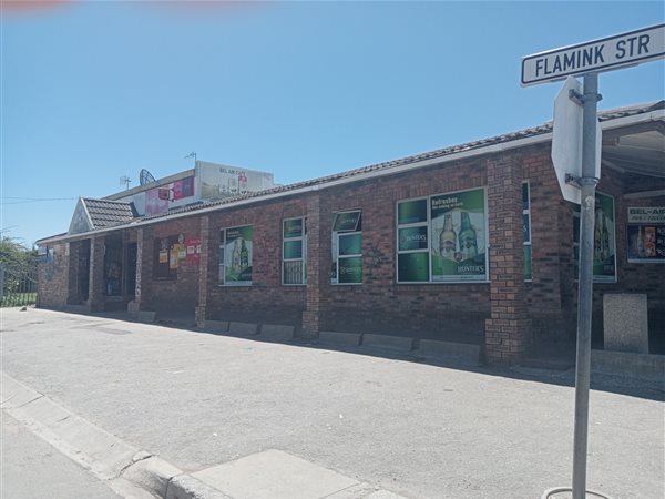 700  m² Commercial space in Pacaltsdorp
