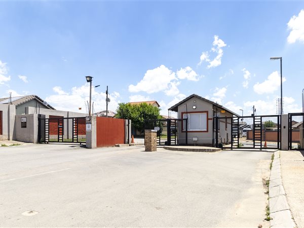 2 Bed Cluster in Bloubosrand