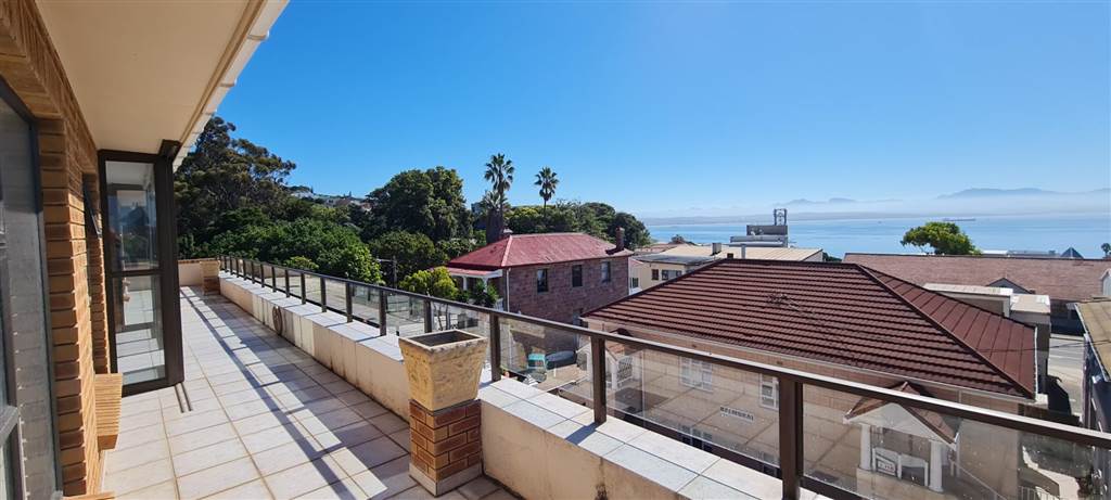 3 Bed Penthouse in Mossel Bay Central photo number 4