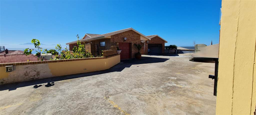3 Bed Penthouse in Mossel Bay Central photo number 28
