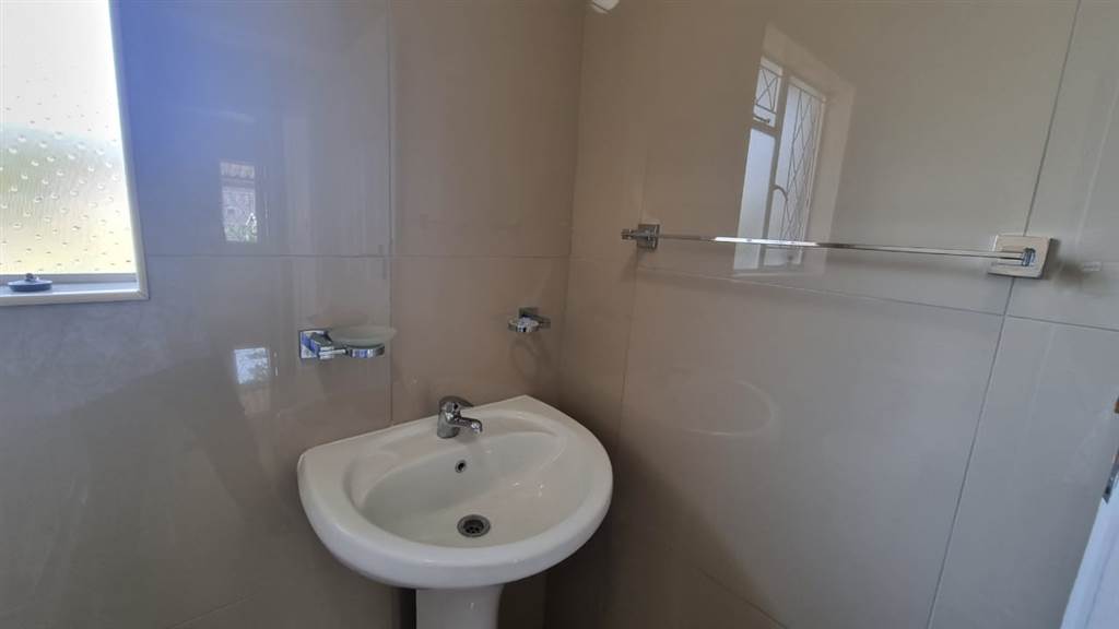2 Bed Apartment in Escombe photo number 8