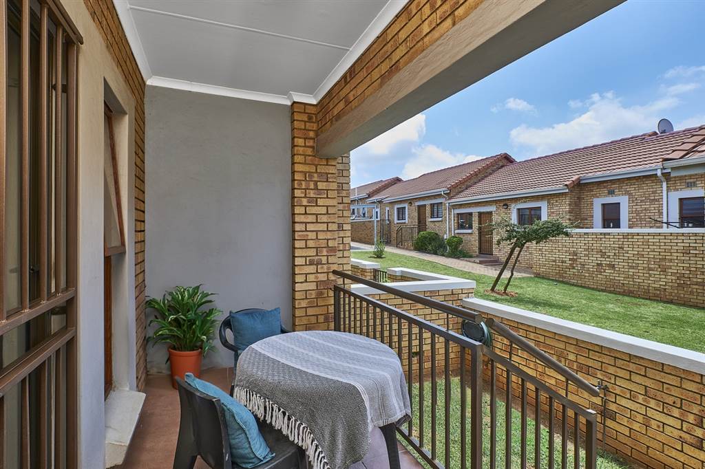 2 Bed Townhouse in Randpark Ridge photo number 2
