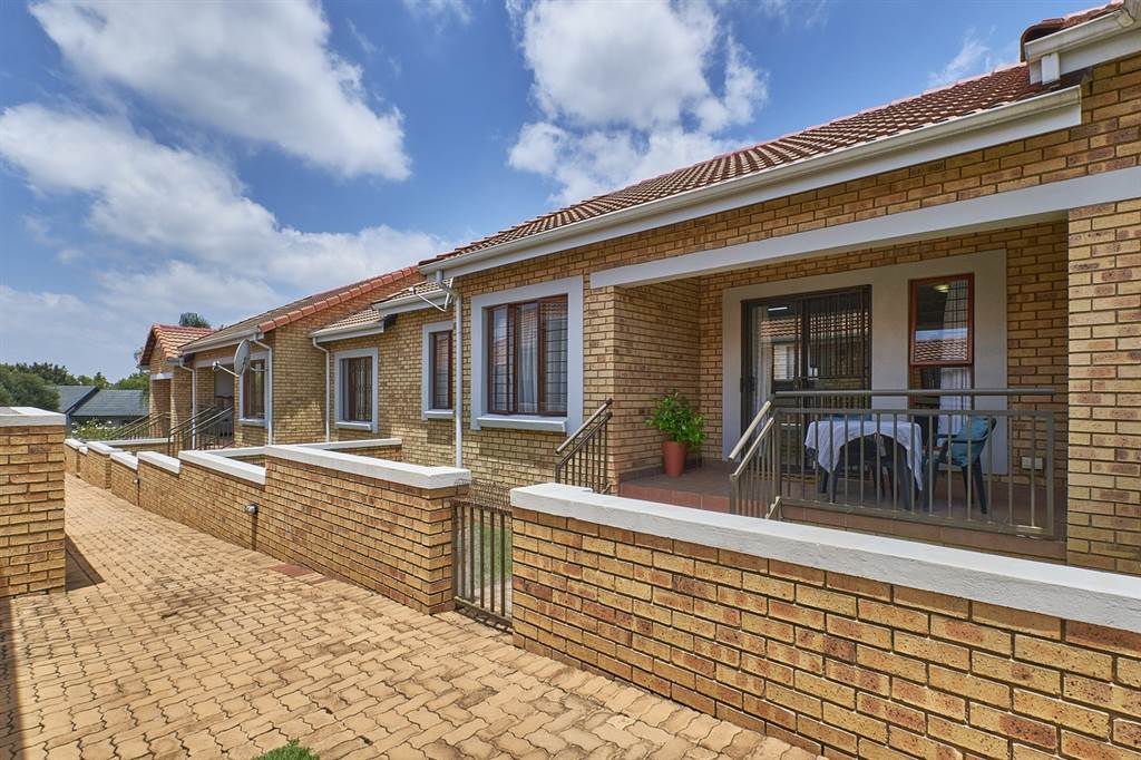 2 Bed Townhouse in Randpark Ridge photo number 1
