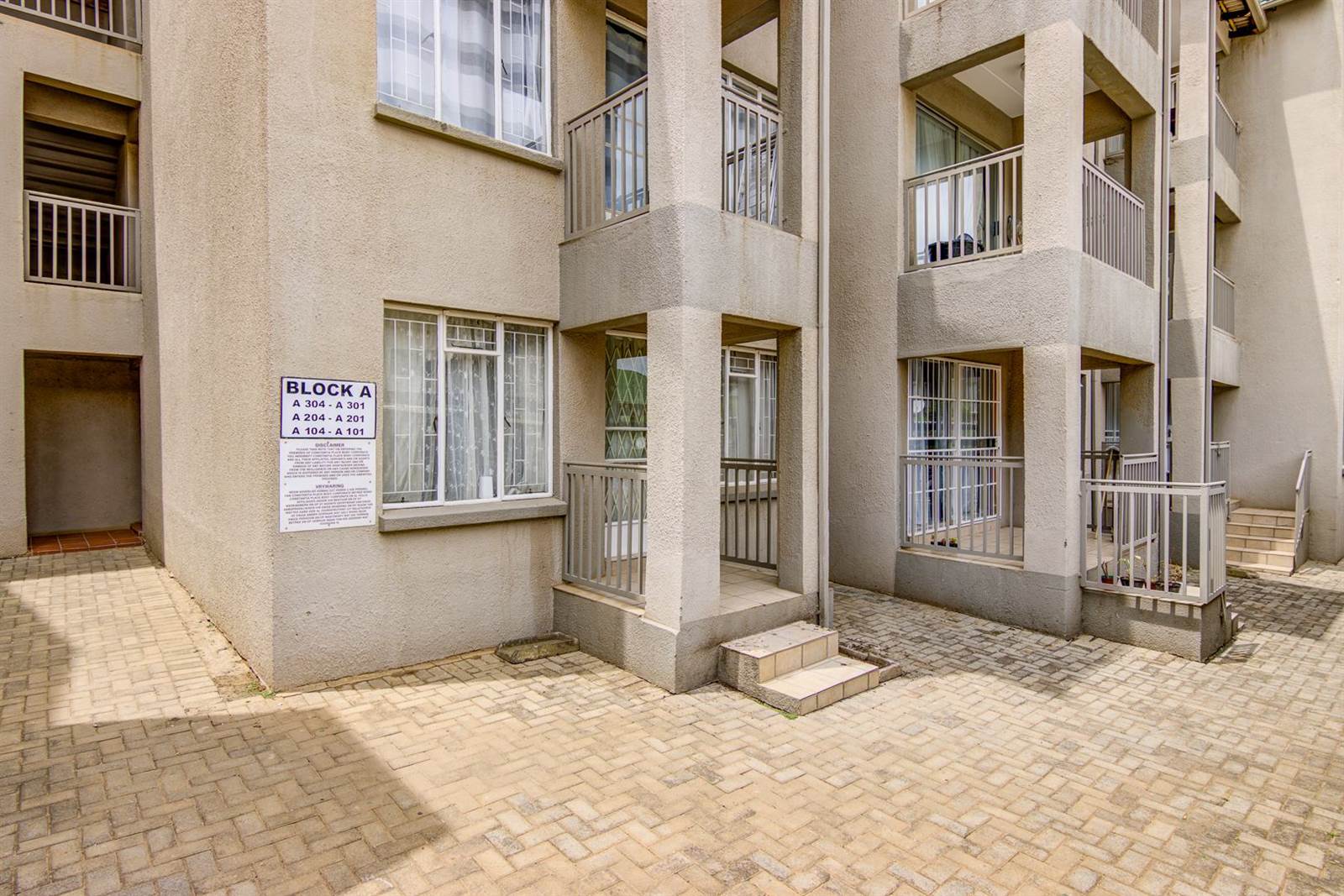1 Bed Townhouse in Glen Marais photo number 7
