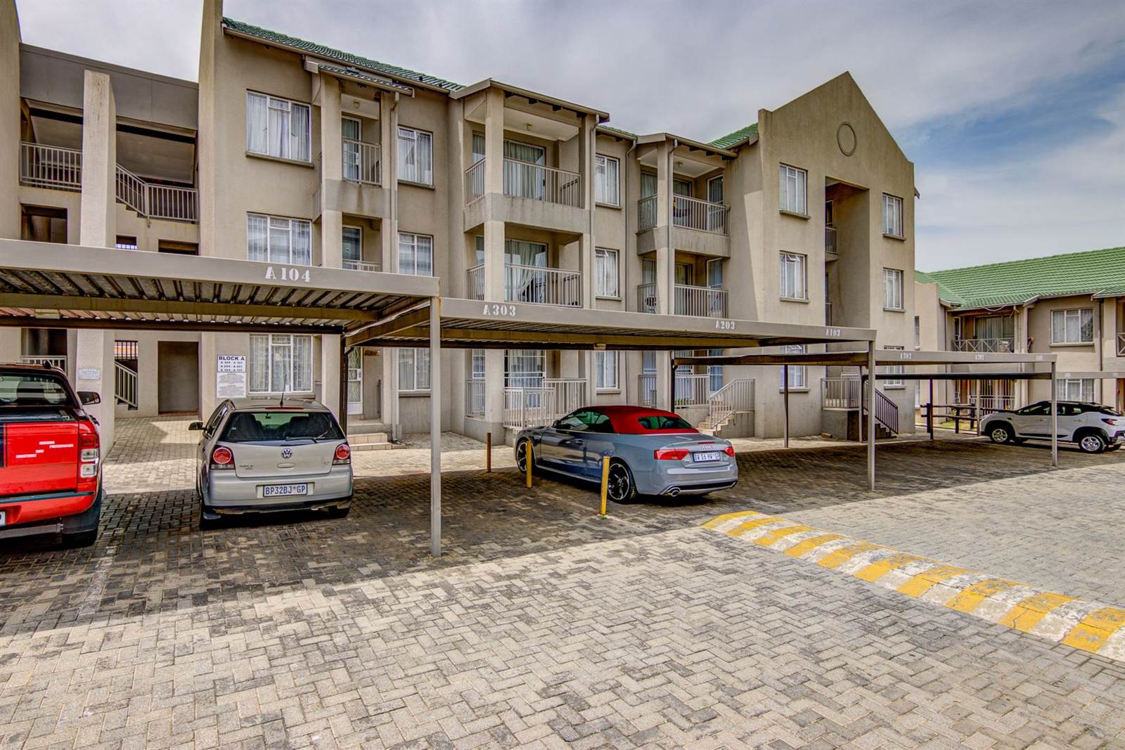 1 Bed Townhouse in Glen Marais photo number 8