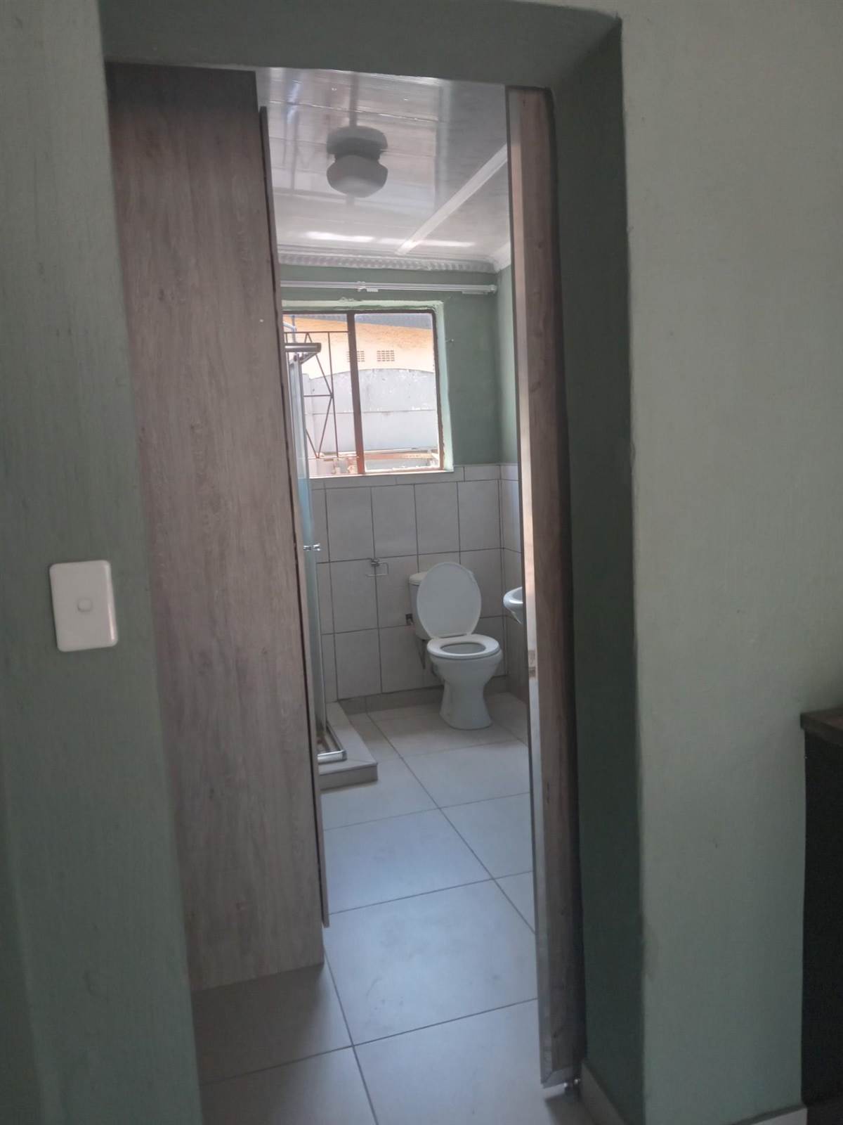Bachelor apartment in Germiston South photo number 7