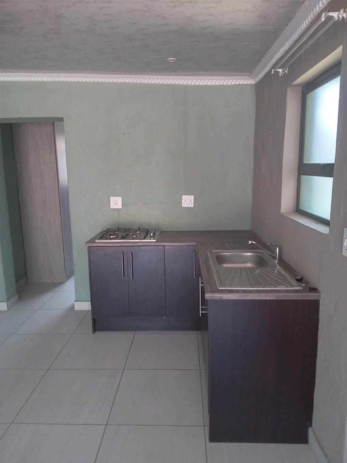 Bachelor apartment in Germiston South photo number 3