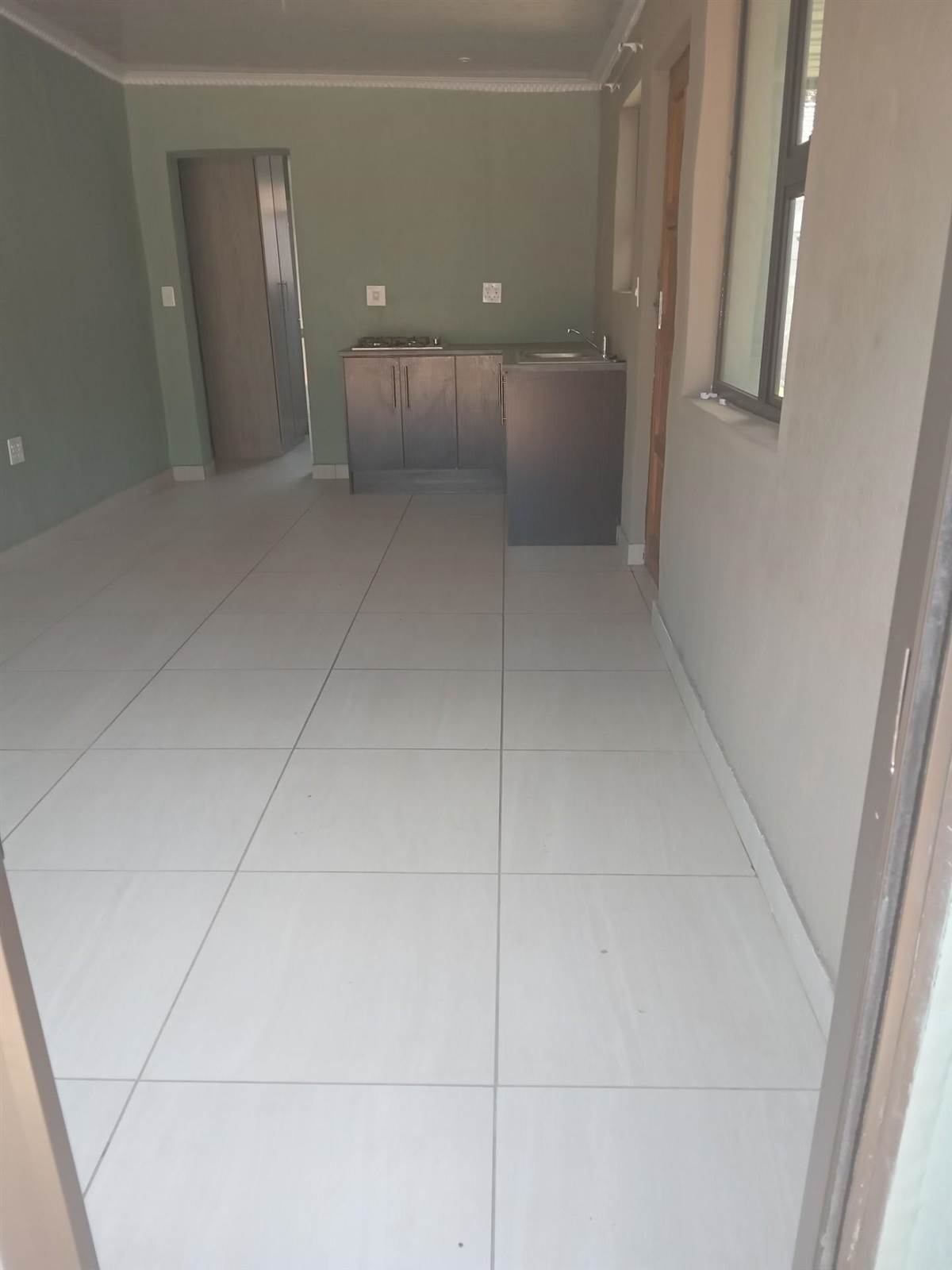 Bachelor apartment in Germiston South photo number 2