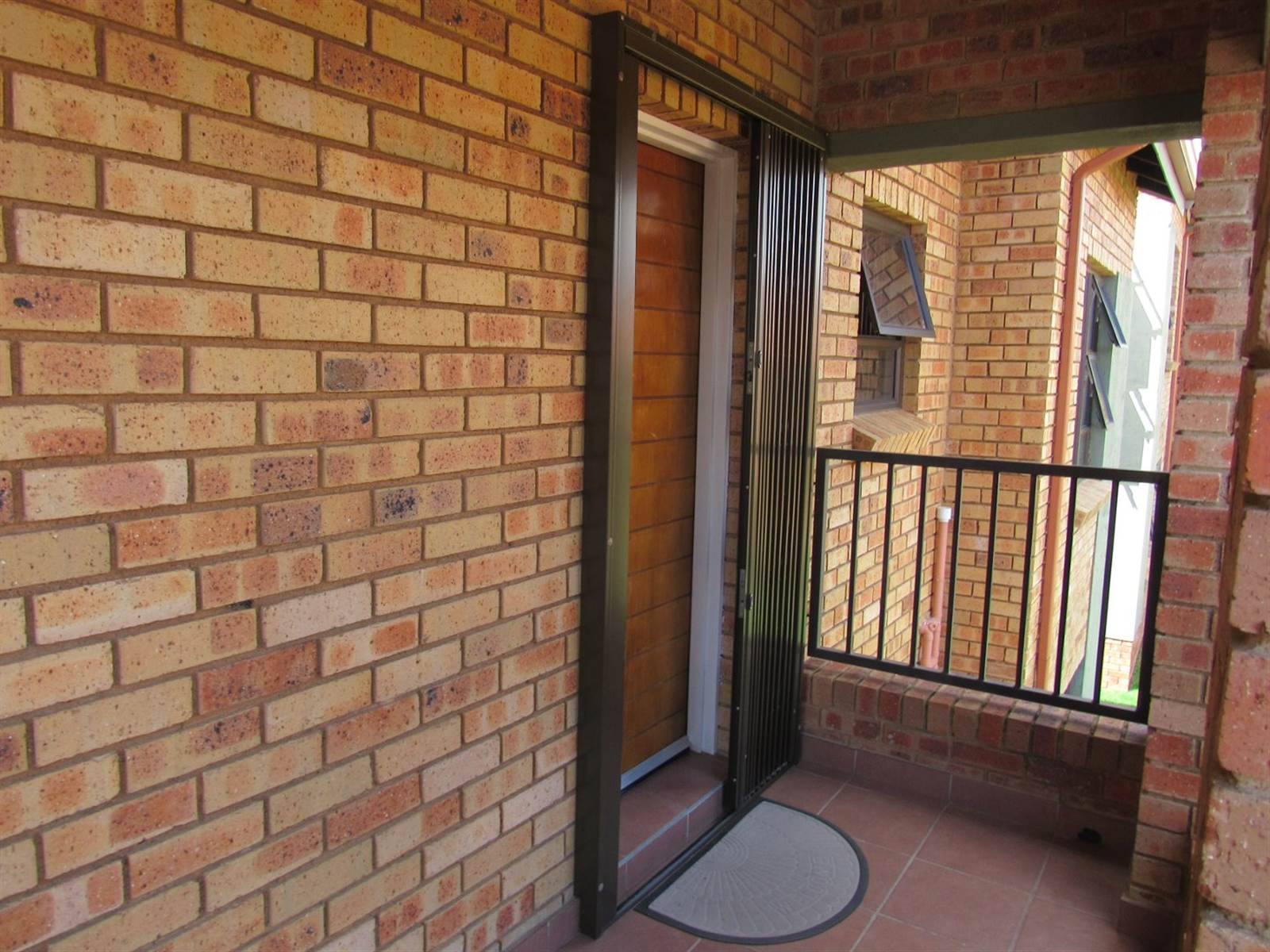 2 Bed Townhouse in Bergbron photo number 2