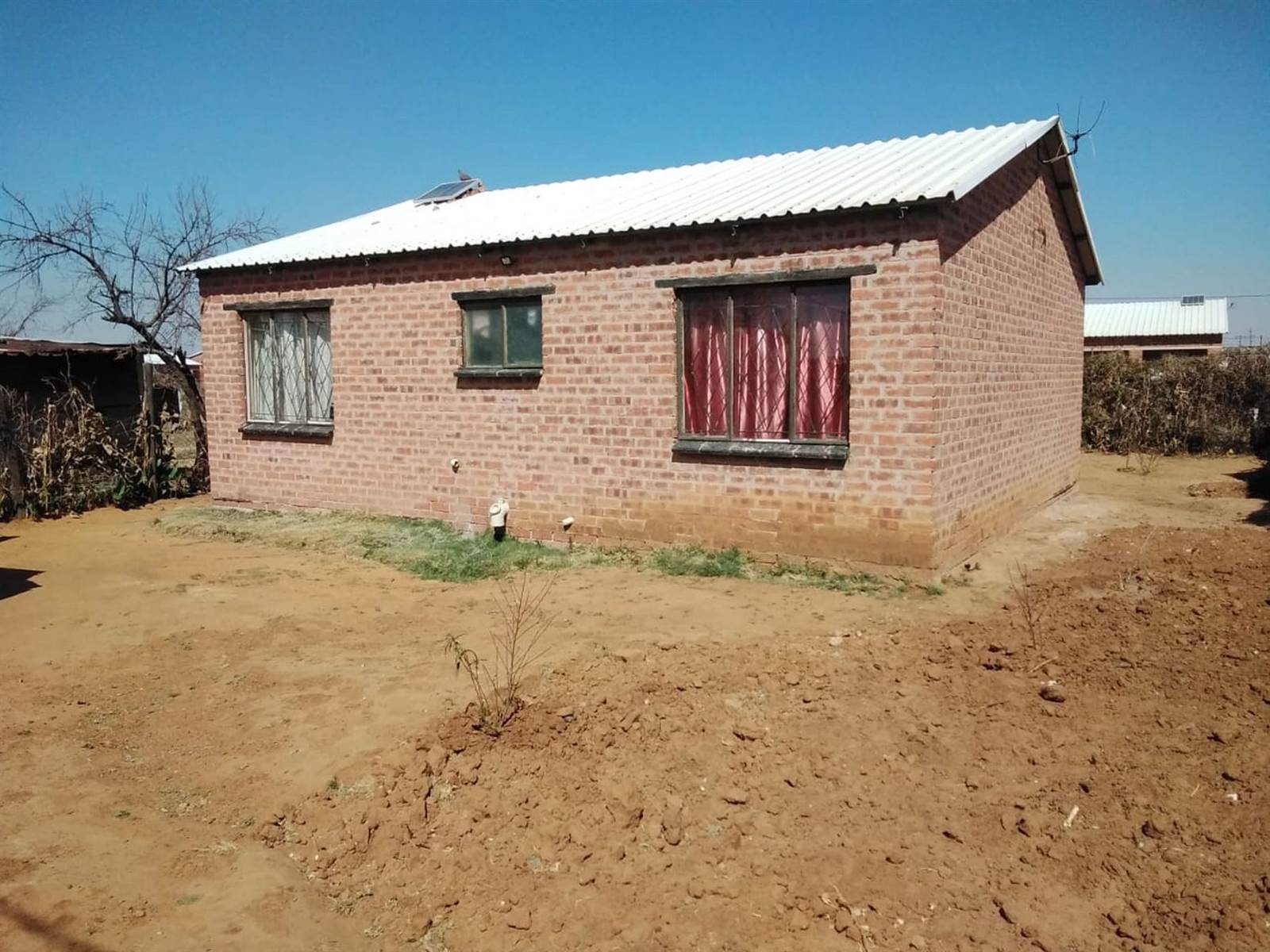 2 Bed House in Thabong photo number 4