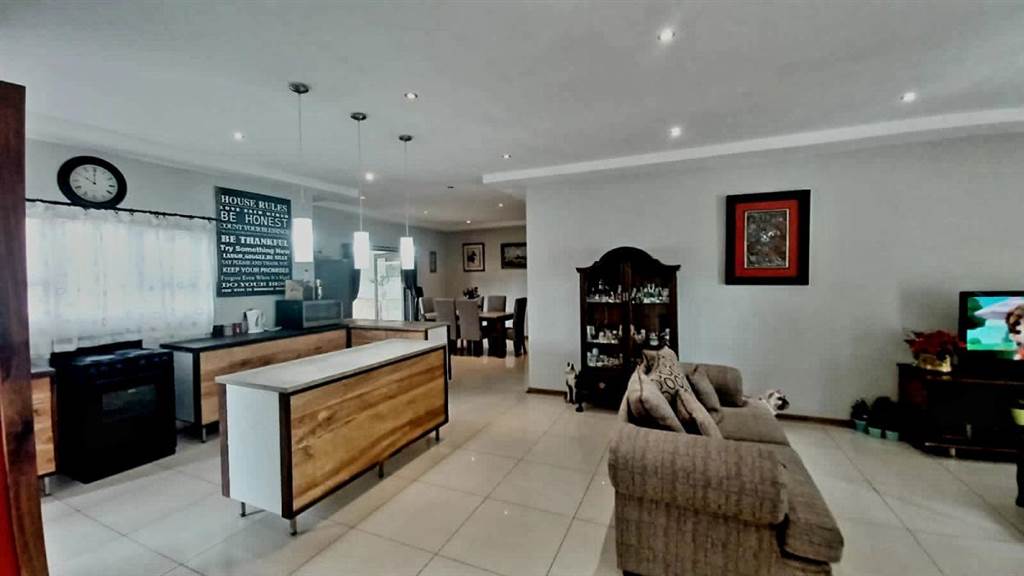3 Bed House in Bloemfontein Farms photo number 8