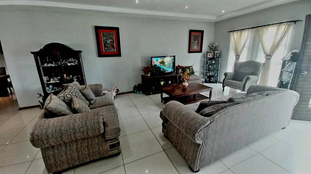 3 Bed House in Bloemfontein Farms photo number 5