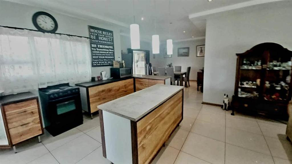 3 Bed House in Bloemfontein Farms photo number 2