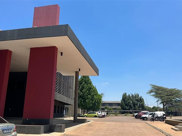 82  m² Commercial space in Highveld